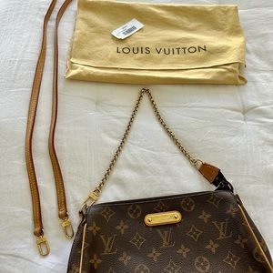 This is an authentic Louis Vuitton Eva Clutch crafted of Monogram coated canvas.
